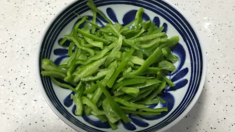 十味 青椒杏鲍菇炒鸡蛋,<a style='color:red;display:inline-block;' href='/shicai/ 61'>青椒</a>去蒂去籽洗净之后切成丝