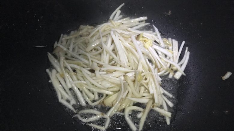 十味 青椒杏鲍菇炒鸡蛋,翻炒30秒