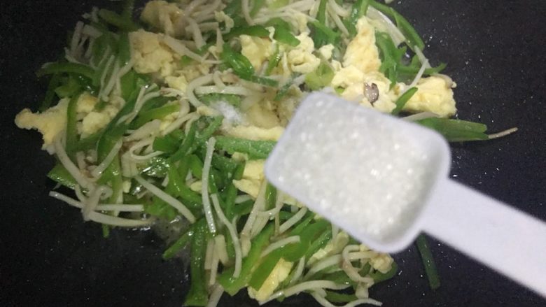 十味 青椒杏鲍菇炒鸡蛋,加一小勺细砂糖带出鲜味