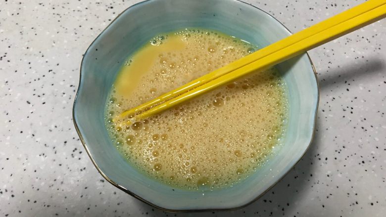 十味 青椒杏鲍菇炒鸡蛋,<a style='color:red;display:inline-block;' href='/shicai/ 9'>鸡蛋</a>磕入碗内,加少许料酒,打散,备用