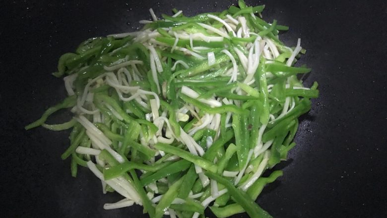 十味 青椒杏鲍菇炒鸡蛋,翻炒30秒