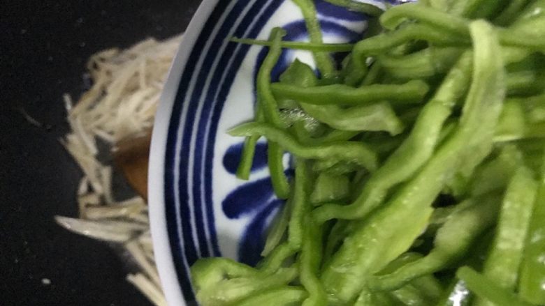 十味 青椒杏鲍菇炒鸡蛋,下青椒丝