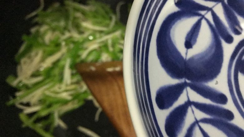 十味 青椒杏鲍菇炒鸡蛋,加少许热开水