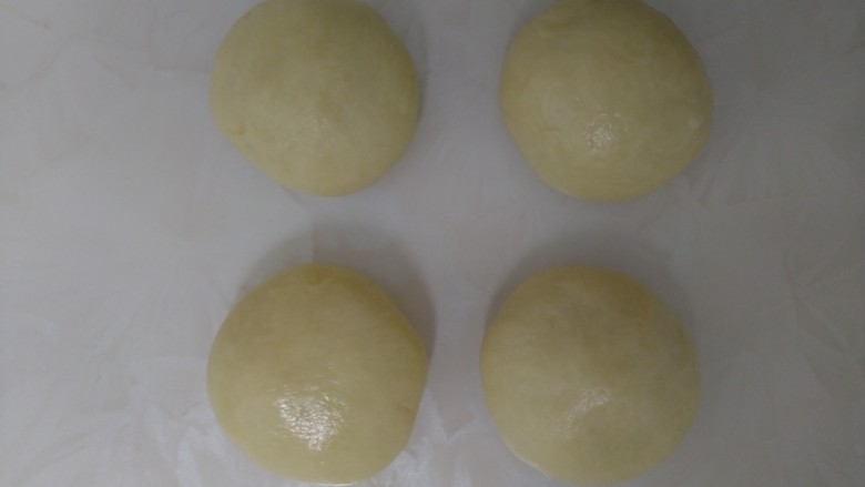 芝麻椒盐烧饼,平均分成4份,盖上保鲜膜。
