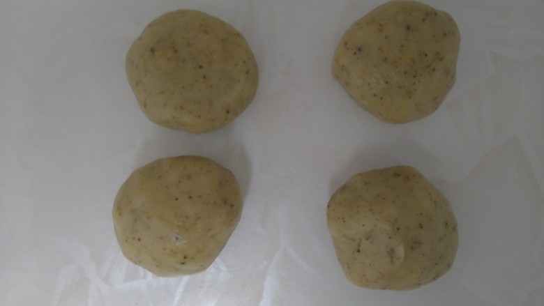 芝麻椒盐烧饼,用手抓握成比较软的团,平均分成4分。