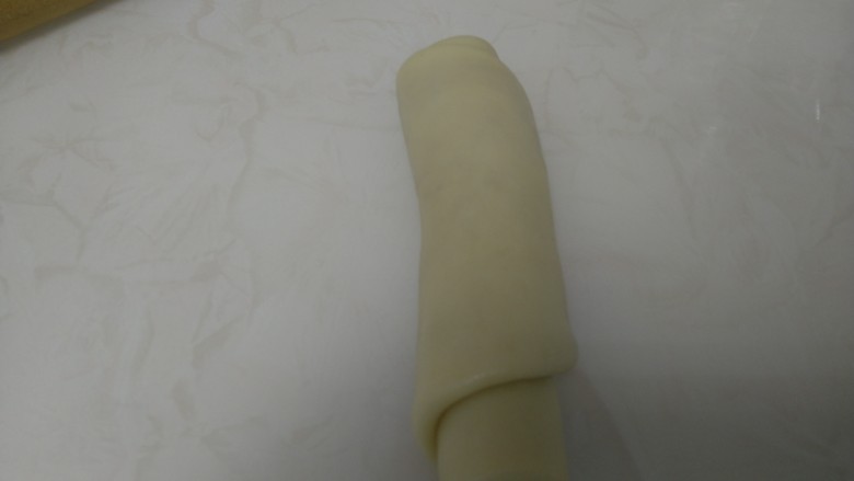 芝麻椒盐烧饼,从上往下卷起,静置10分钟。