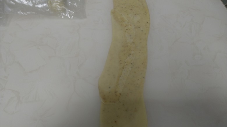芝麻椒盐烧饼,收口朝上,用手压扁,从中间往上擀,再从中间往下擀。