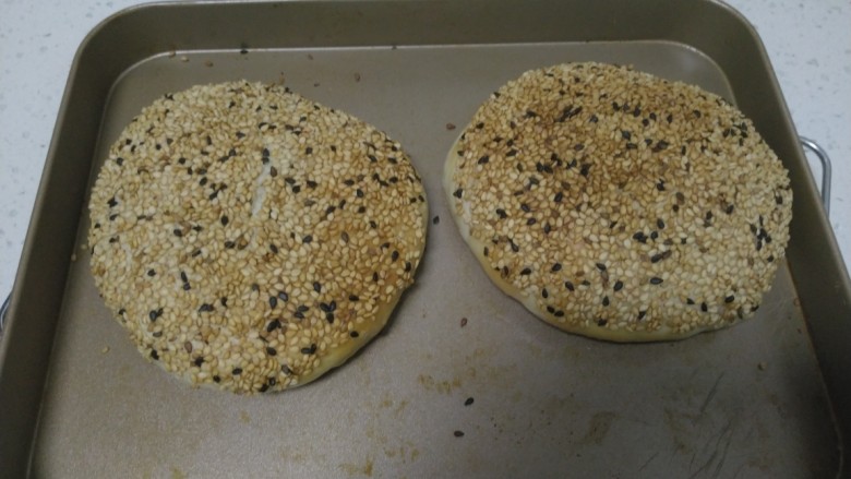 芝麻椒盐烧饼,烤箱200度预热5分钟,200度烤18分钟。