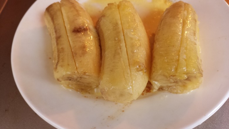芝士烤香蕉,然后再拿出来,从中间切开。