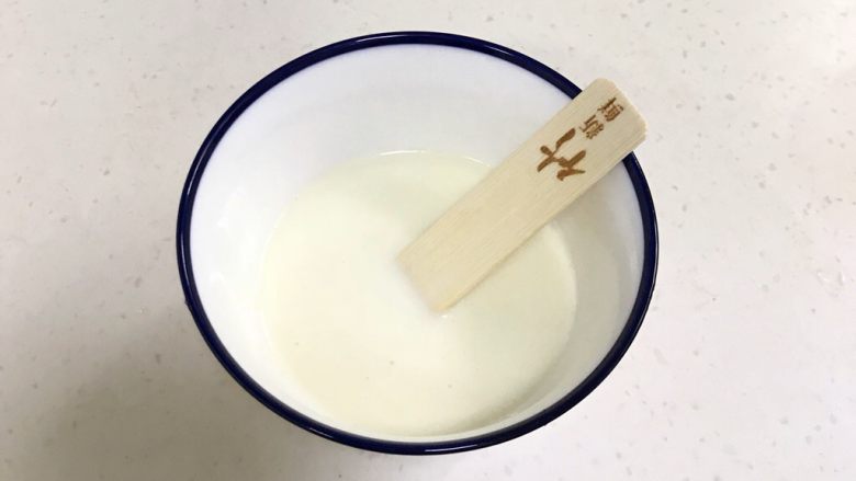 雪糕双色玛德琳,取一根原味牛乳雪糕,室温放置融化,称取32克雪糕液备用。