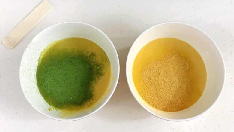 雪糕双色玛德琳,把面糊分成两等份,分别加入1.5克的抹茶粉和2克的<a style='color:red;display:inline-block;' href='/shicai/ 13194'>南瓜粉</a>。