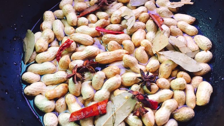十味 五香花生,陆续加入配料