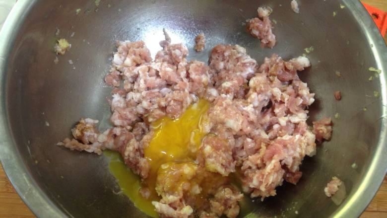 十味 黄金莲藕丸,加入料酒、鸡蛋