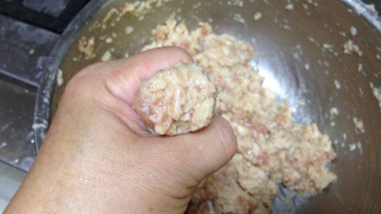十味 黄金莲藕丸,用虎口挤出丸子