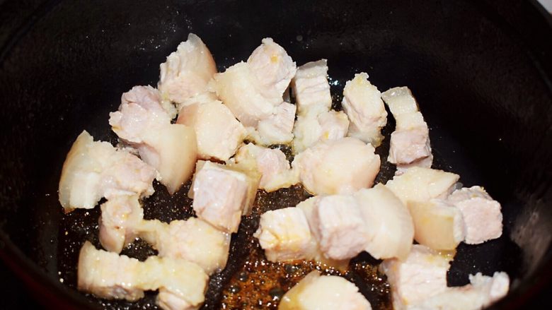 红烧肉炖豆腐,放入五花肉,翻炒至上糖色