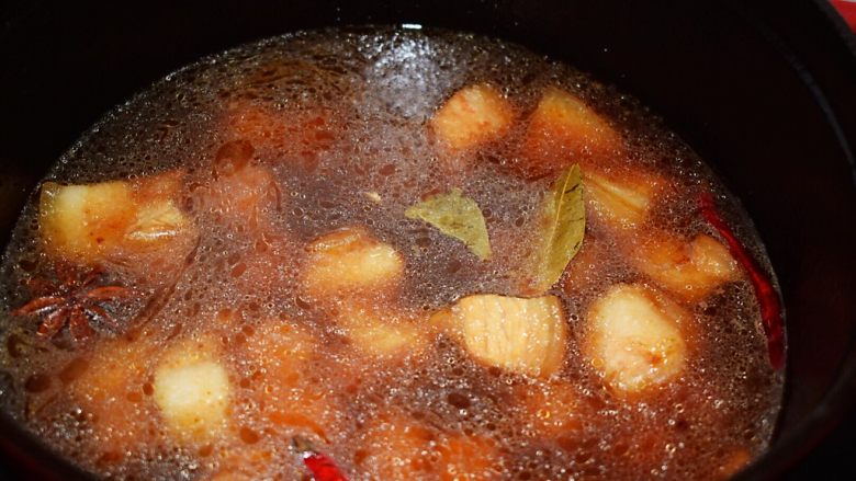 红烧肉炖豆腐,加入清水，没过食材即可