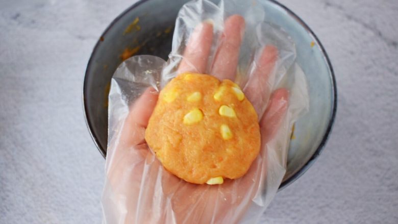 鸡肉杂蔬饼,取适量的鸡肉泥,揉圆按扁