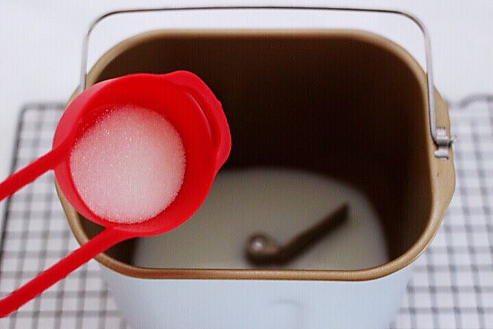十味 牛奶刀切双色馒头(基础版),先把<a style='color:red;display:inline-block;' href='/shicai/ 219'>牛奶</a>倒入面包桶中,加入甘汁园白砂糖,最近朋友用的都是这个双碳白砂糖,听说是无硫的比较健康,好溶解。
