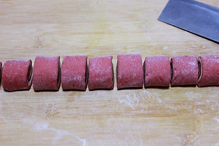 十味 牛奶刀切双色馒头(基础版),用刀切成自己喜欢的大小一样的馒头即可。