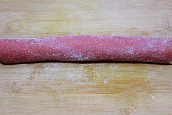 十味 牛奶刀切双色馒头(基础版),从底部开始向上卷起来、一直卷到头、记住要卷紧一些。