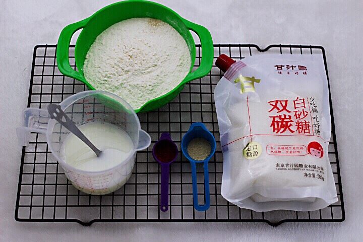 十味 牛奶刀切双色馒头(基础版),备齐所有的食材并称重备用。