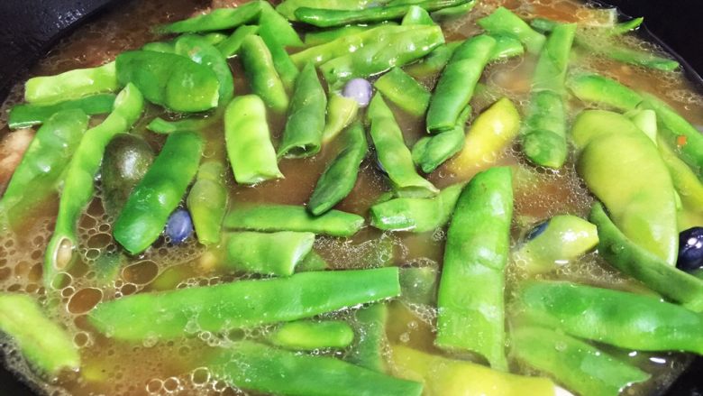 排骨烧豆角,放盐调味,放入豆角继续煮约15分钟