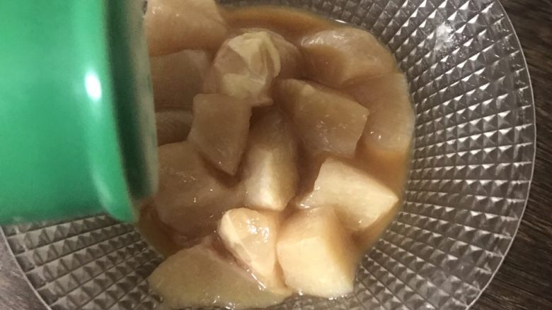 冷馒头的大改造——馒头丁炒鸡丁,加适量白胡椒粉拌匀腌制2小时以上,如果是早餐的话可以前一天晚上准备好