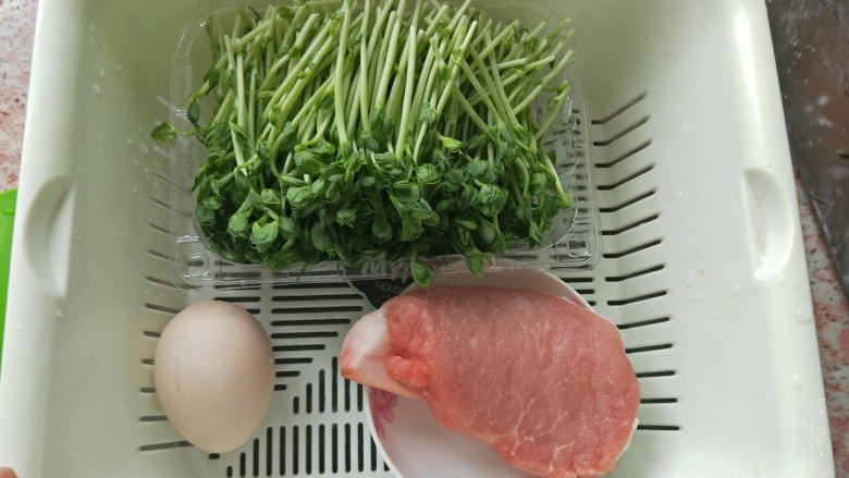 鲜美瘦肉蛋皮上汤豆苗,准备好食材,豆苗,<a style='color:red;display:inline-block;' href='/shicai/ 9'>鸡蛋</a>,带皮瘦肉