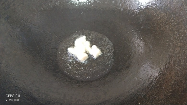 鲜美瘦肉蛋皮上汤豆苗,热锅凉油,放一些瘦肉切下来的肥肉爆香