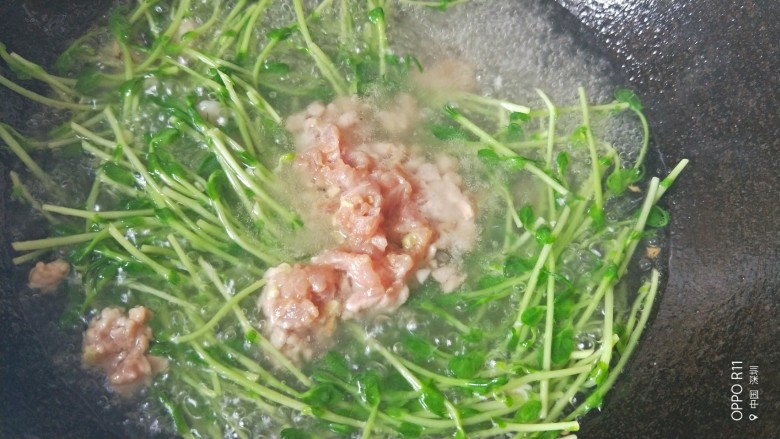 鲜美瘦肉蛋皮上汤豆苗,再次煮开后,放腌制好的瘦肉搅动一下