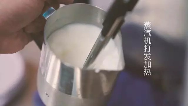 香芋蜂蜜黄珍珠,用蒸汽机打发加热至60℃。(也可以用锅煮)