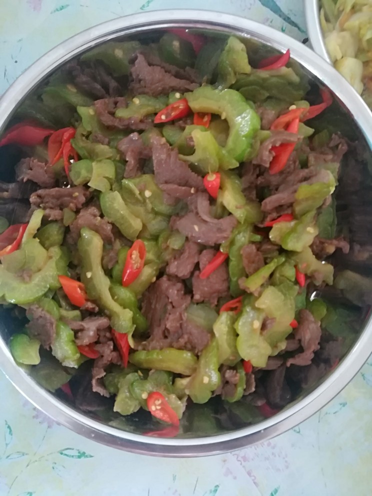 苦瓜牛肉,1.把<a style='color:red;display:inline-block;' href='/shicai/ 216'>牛肉</a>切薄片，用淀粉 <a style='color:red;display:inline-block;' href='/shicai/ 692'>酱油</a>（生抽）盐腌制五分钟！