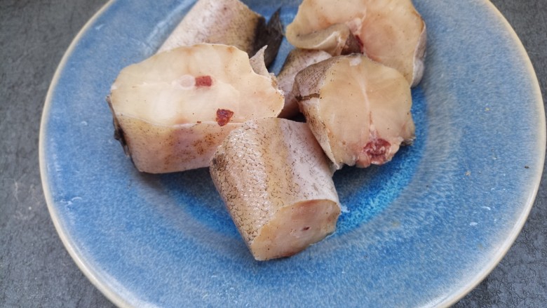 枸杞子蒸鳕鱼,抓匀,然后腌制15分钟左右。