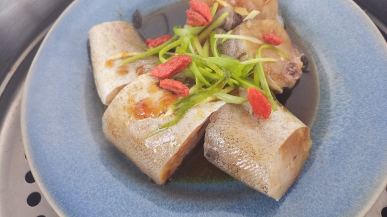 枸杞子蒸鳕鱼,再放上枸杞子,然后上锅蒸。