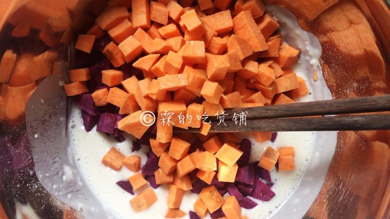 十味 甜蜜双薯烙,把双薯丁倒入
