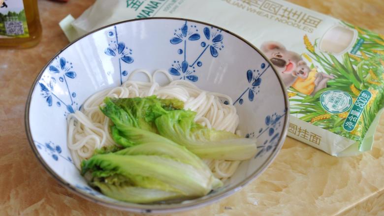 红烧鸡腿面,面煮熟后捞出,盛放到碗中,用剩下的水将<a style='color:red;display:inline-block;' href='/shicai/ 121'>生菜</a>煮一下断生,也捞出铺到面上。