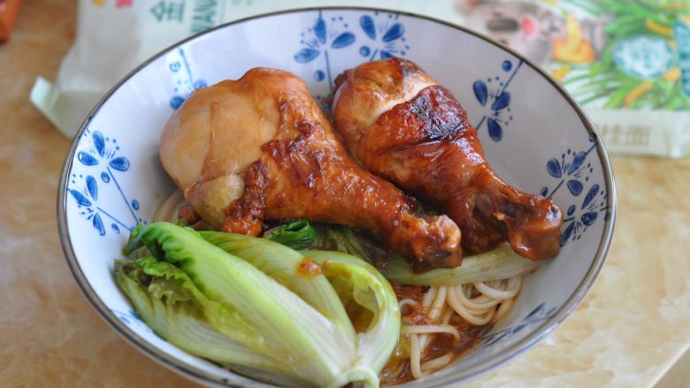 红烧鸡腿面,将鸡腿摆在面上,将炖鸡腿的汤汁浇到面上即可。