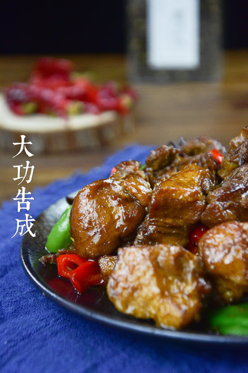 香辣啤酒鸭,最后水汁完全收干时,放入青红椒块炒至断生即可。