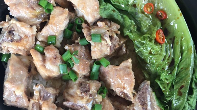 十味 排骨煲仔饭,可以加上一棵氽过水的生菜,淋上少少生抽,完成