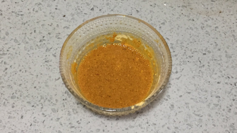 柠檬咖喱鸡翅,4、准备好腌制鸡翅的专用腌料,我们需要在里面倒入等比例的清水,搅匀。