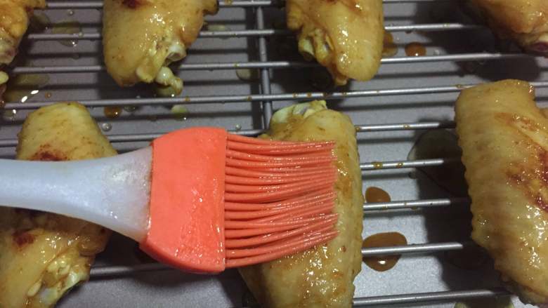 柠檬咖喱鸡翅,7、之后,用上下火190度,先烤5分钟,再翻面烤5分钟后取出,表面刷上<a style='color:red;display:inline-block;' href='/shicai/ 865'>蜂蜜</a>水,撒上芝麻,再入炉烤2分钟左右即可出锅。