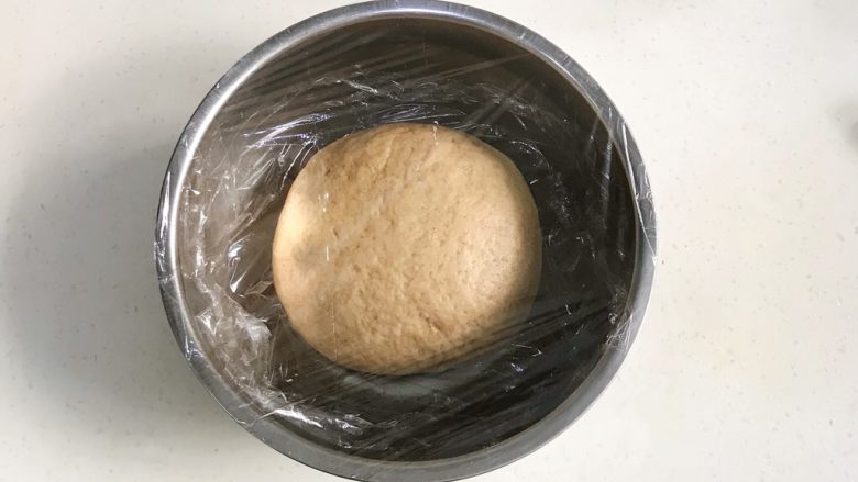 肉桂蔓越莓司康,整理好面团放入大盆内,盖好保鲜膜,放入冰箱冷藏发酵一晚。