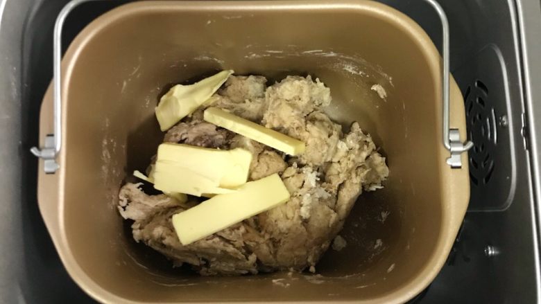肉桂蔓越莓司康,稍揉一会,把黄油加入。