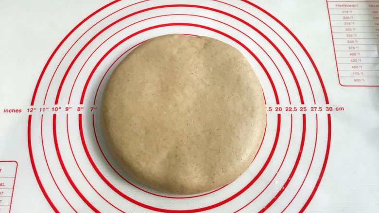 肉桂蔓越莓司康,把面团压扁,用擀面杖擀成圆饼状。