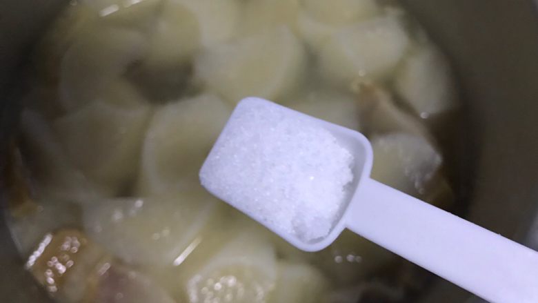 十味 咸肉排骨萝卜汤,煮好之后加一小勺细盐,搅拌均匀,即可