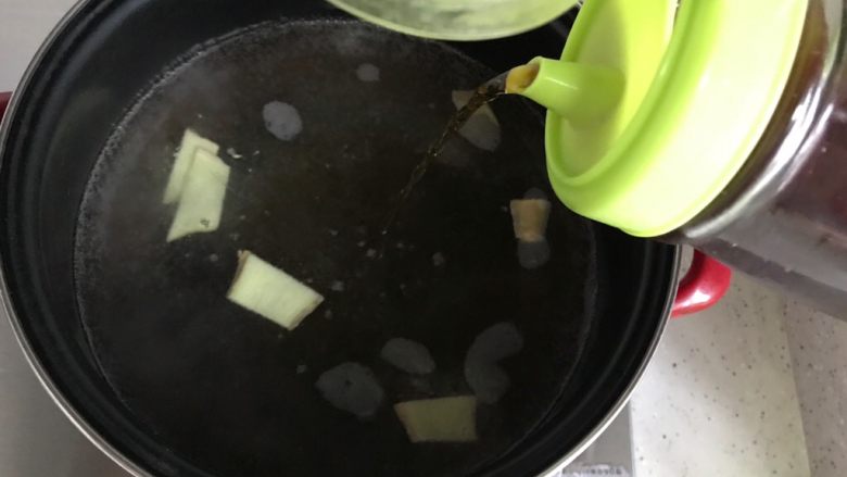 十味 咸肉排骨萝卜汤,锅内煮适量清水,水开后放入一半的生姜片,并且加适量料酒