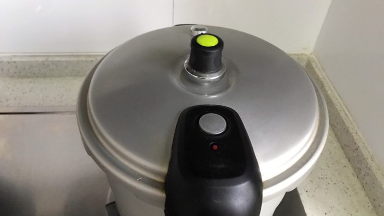 十味 咸肉排骨萝卜汤,盖上锅盖,拧紧,大火开煮