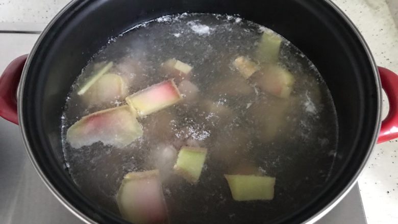 十味 咸肉排骨萝卜汤,下咸肉和排骨