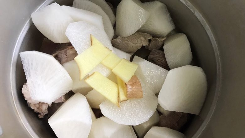 十味 咸肉排骨萝卜汤,放入剩余的生姜片