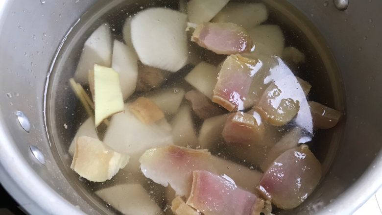 十味 咸肉排骨萝卜汤,加适量清水,我这里是三个人喝,所以加了锅体的三分之二水,你家有多少人喝就加多少哈